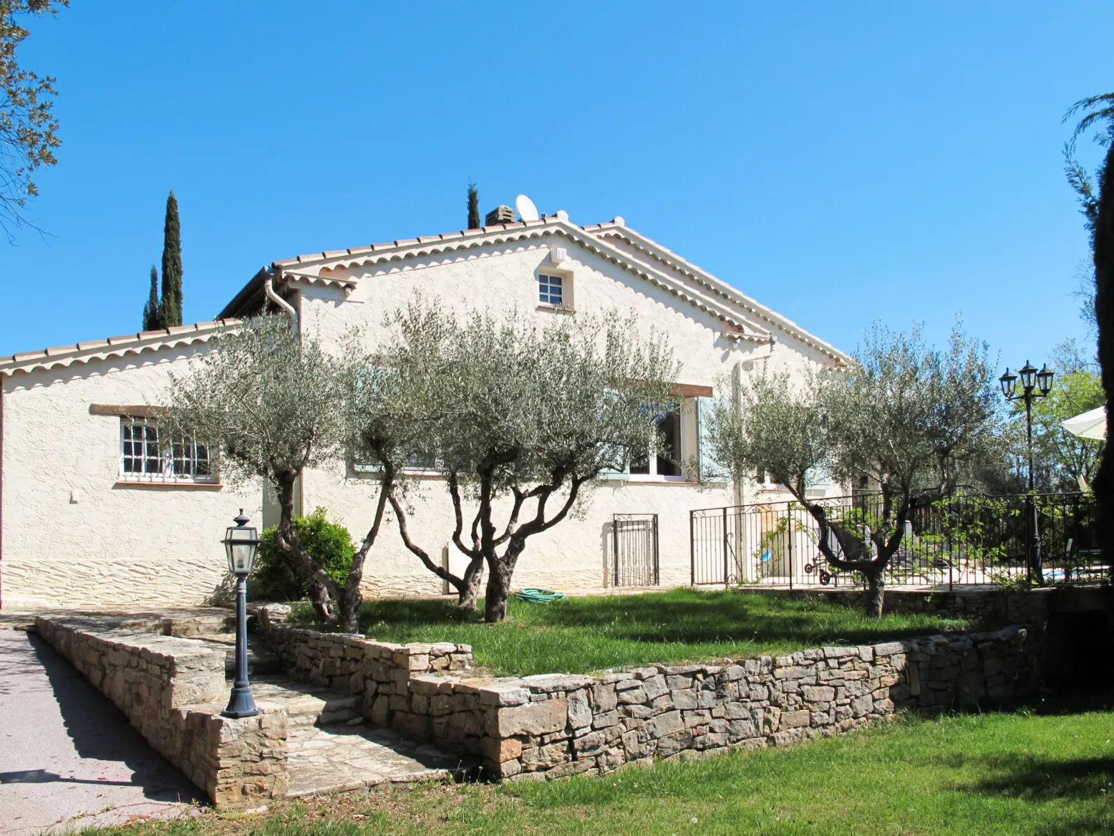 Le Clos des Oliviers-Outside
