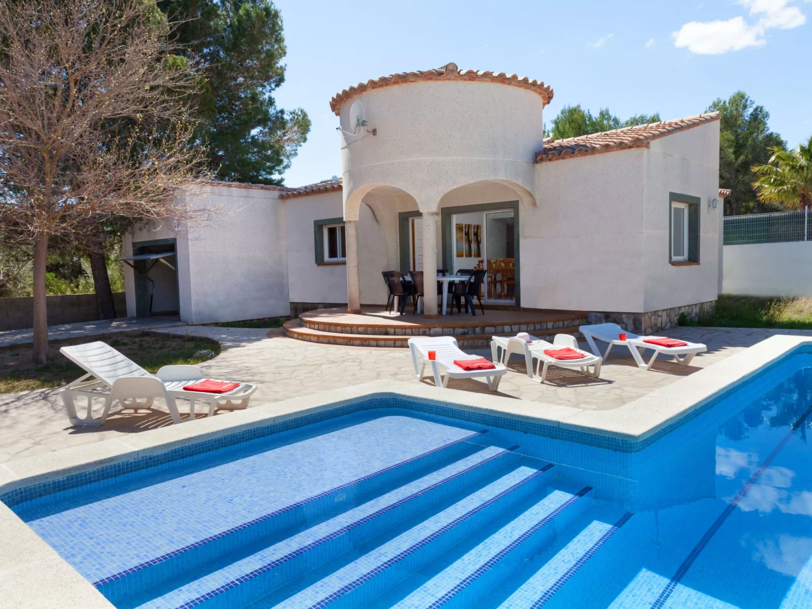 Villa Sant Jordi-Outside