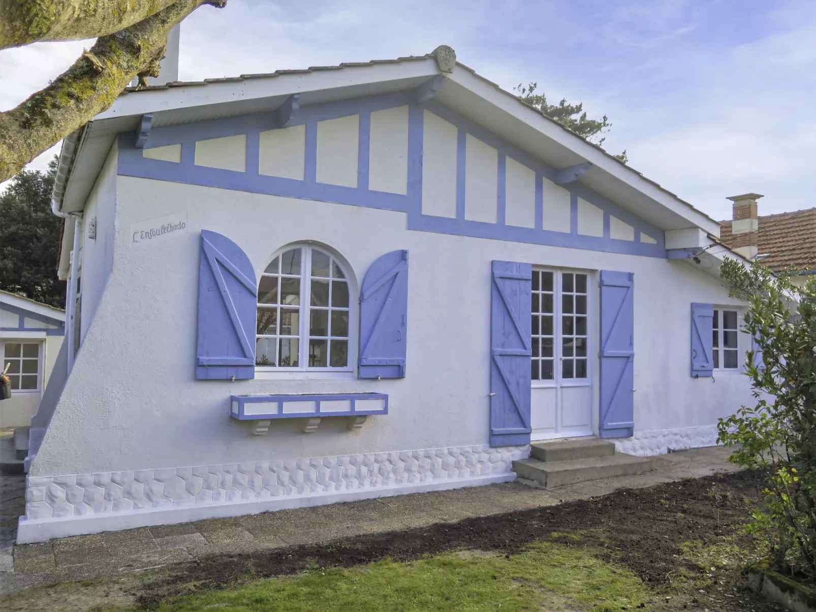 Petite Ensouleihado-Outside