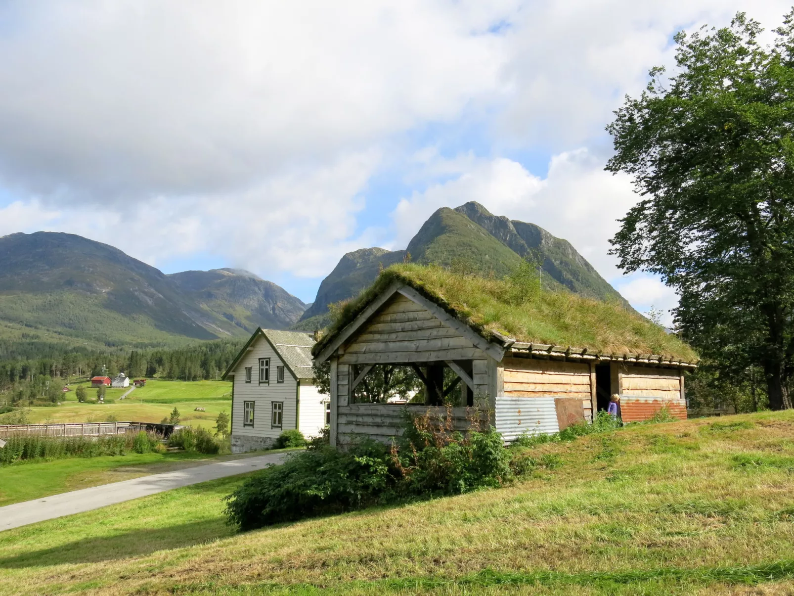 Elvehuset-Outside