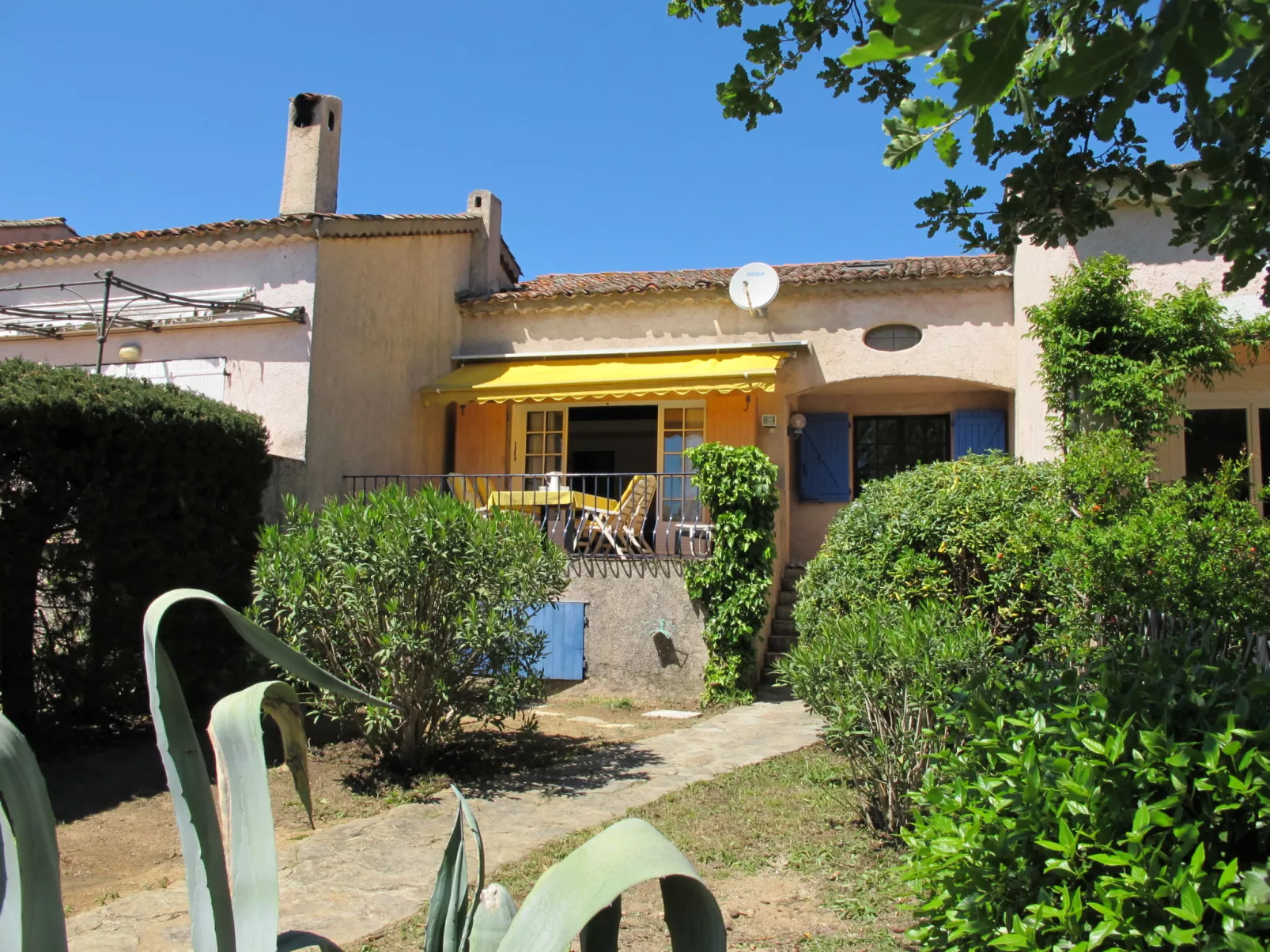 La Maison bleue-Outside