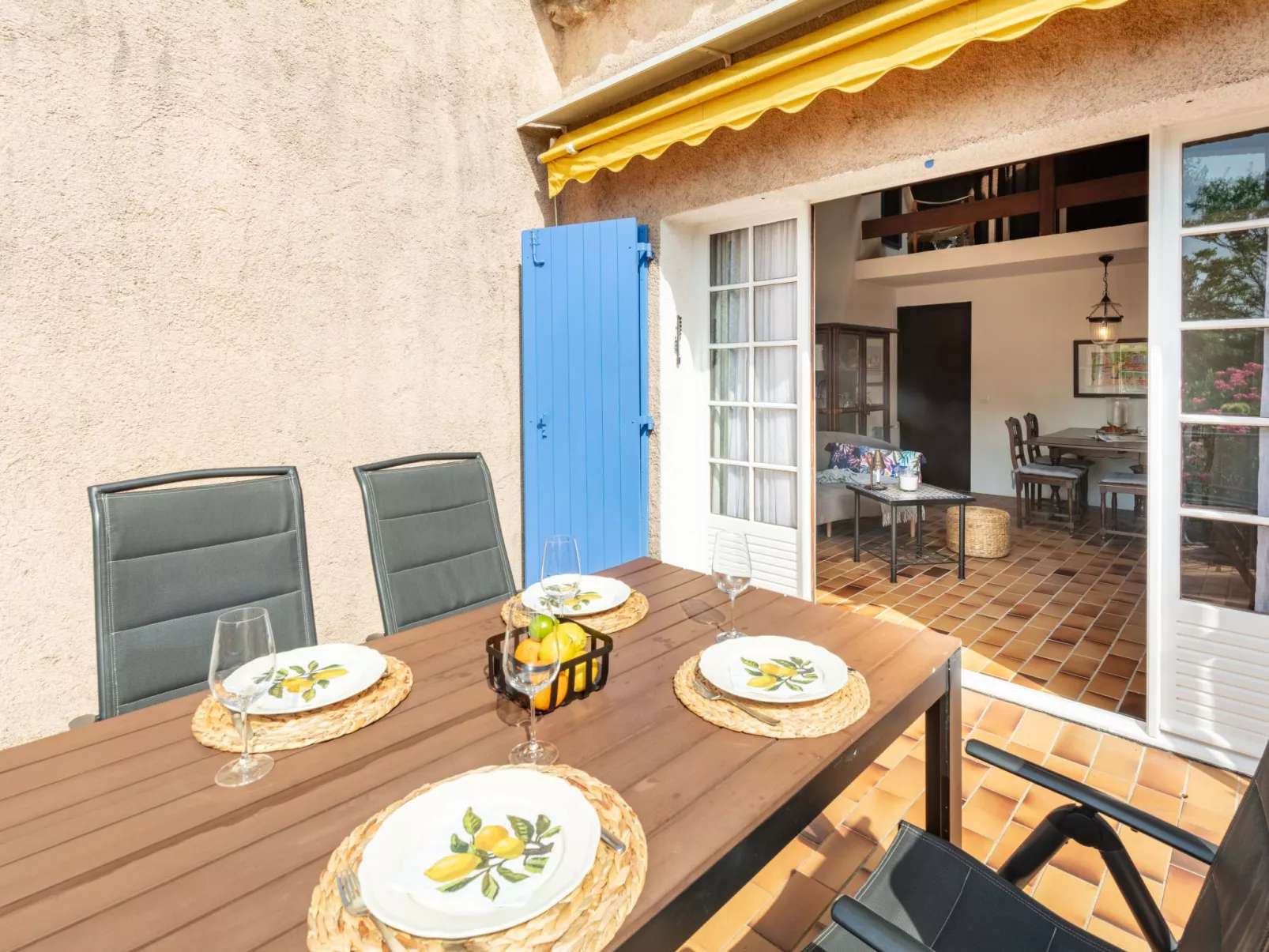 La Maison bleue-Outside