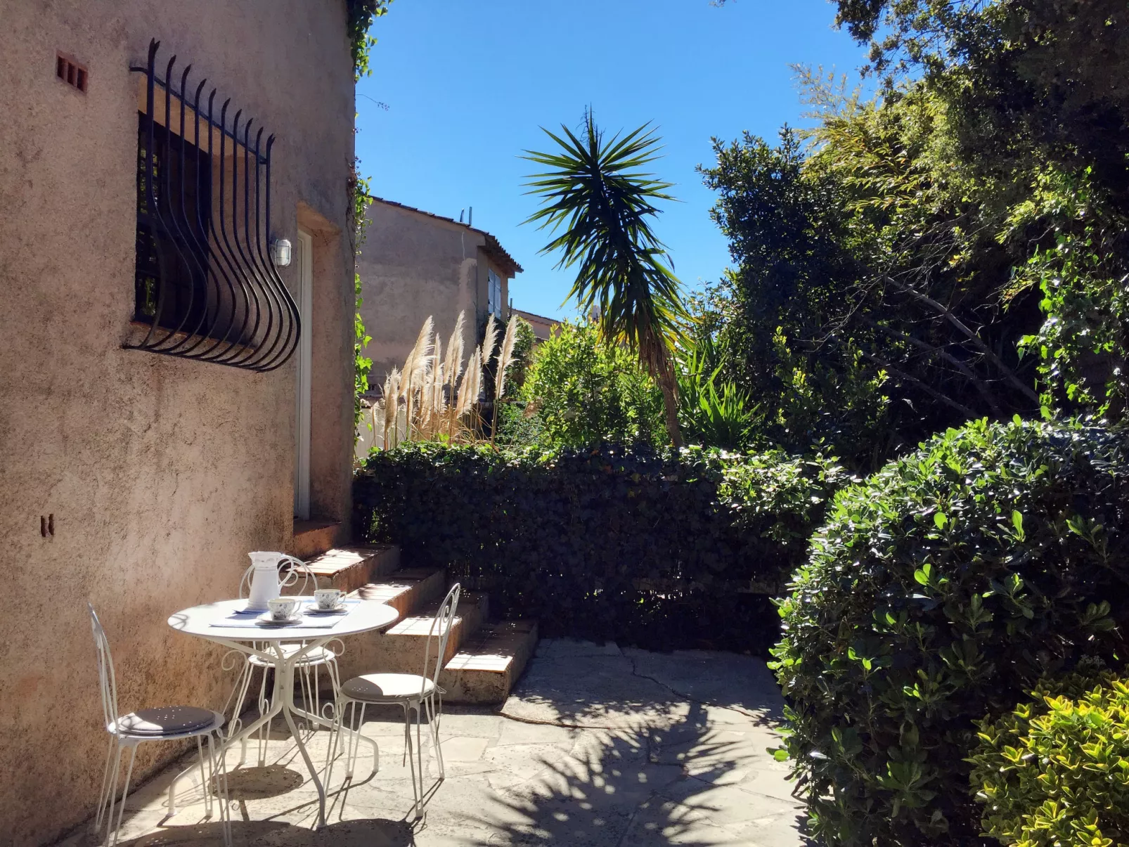 La Maison bleue-Outside