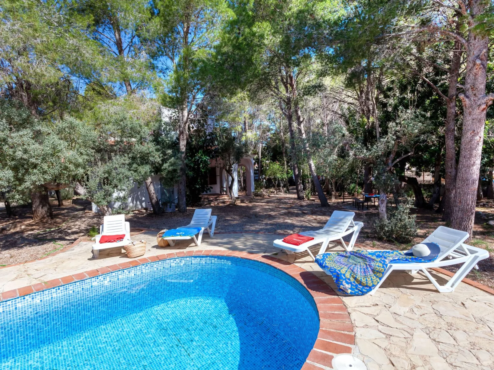 Villa Pinos-Outside