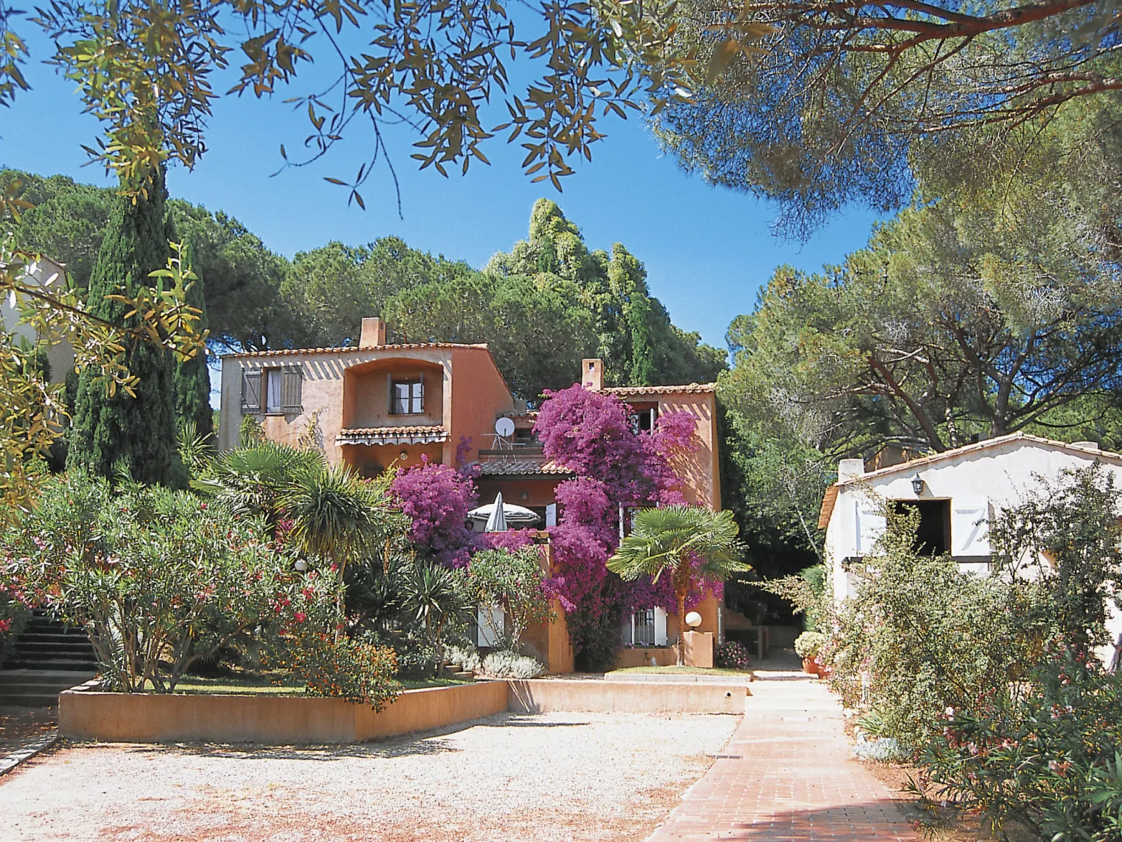 Domaine des Restanques-Outside