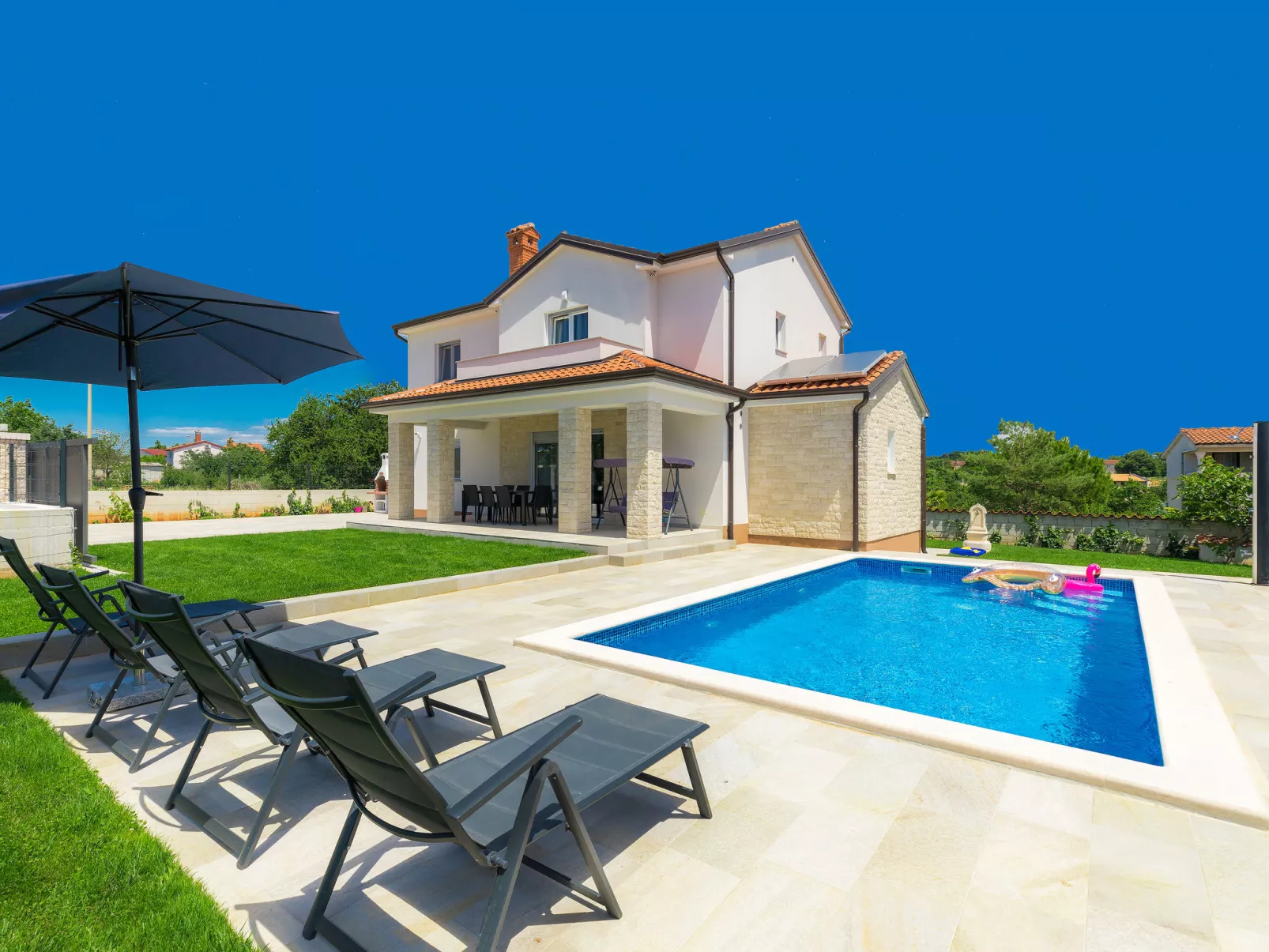 Villa Zirdum-Outside