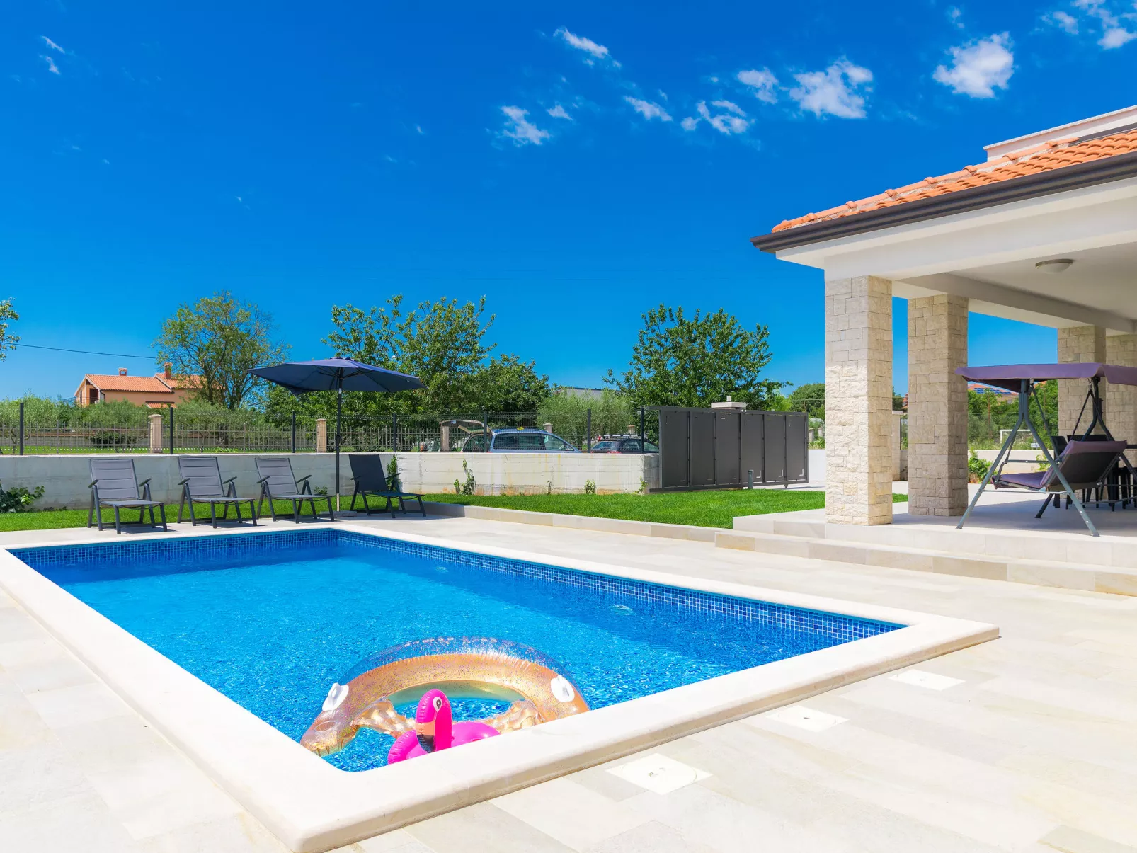 Villa Zirdum-Outside