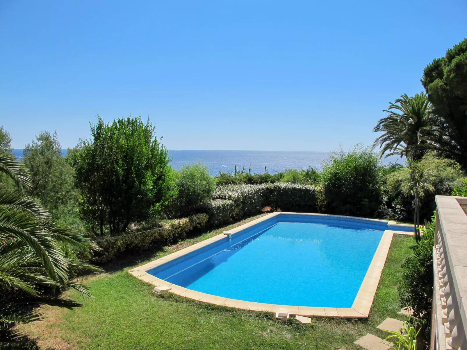 La Pinède-Outside