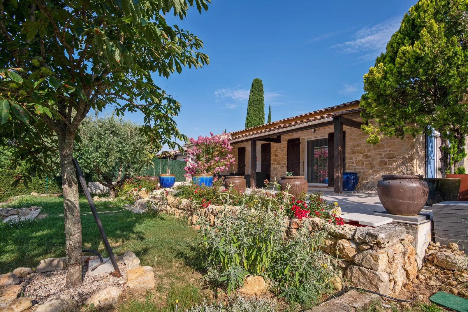 Cannelle-Exterior summer