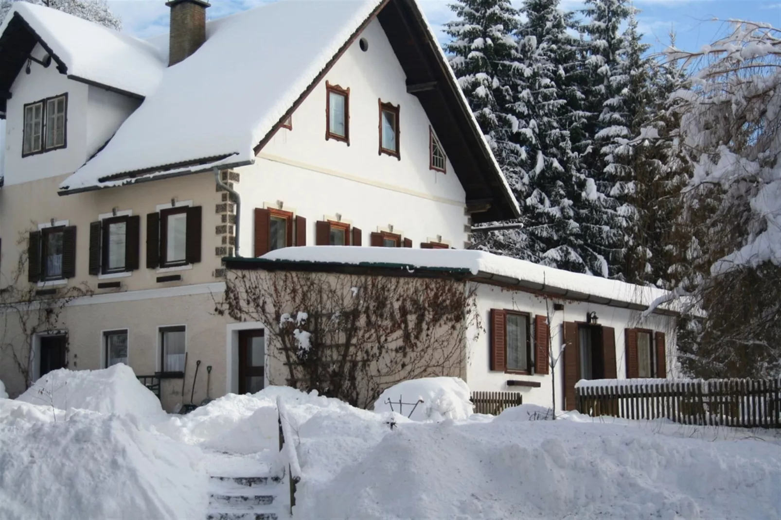 Haus Das kleine Paradies-Exterior winter