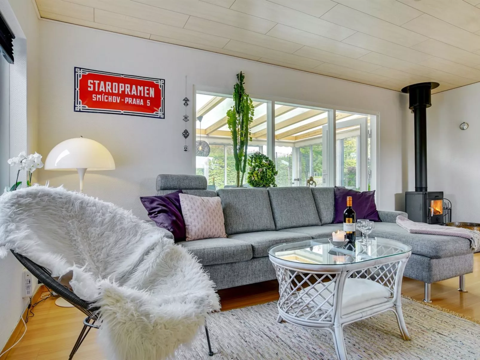 "Hattie" - 100m from the sea-Inside