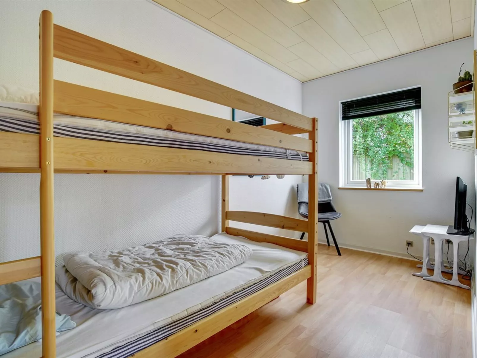 "Hattie" - 100m from the sea-Inside