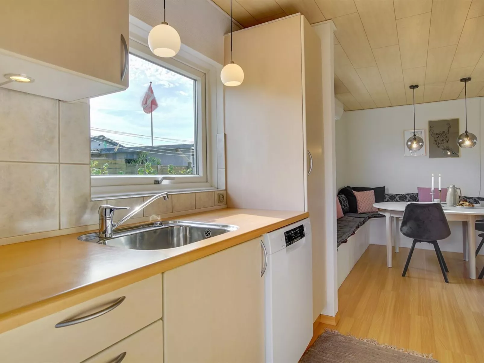 "Hattie" - 100m from the sea-Inside