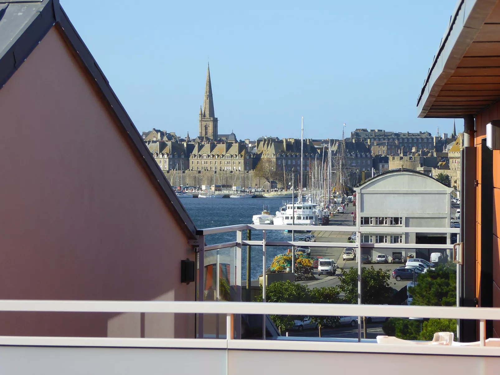 Les Allées du Port-Outside