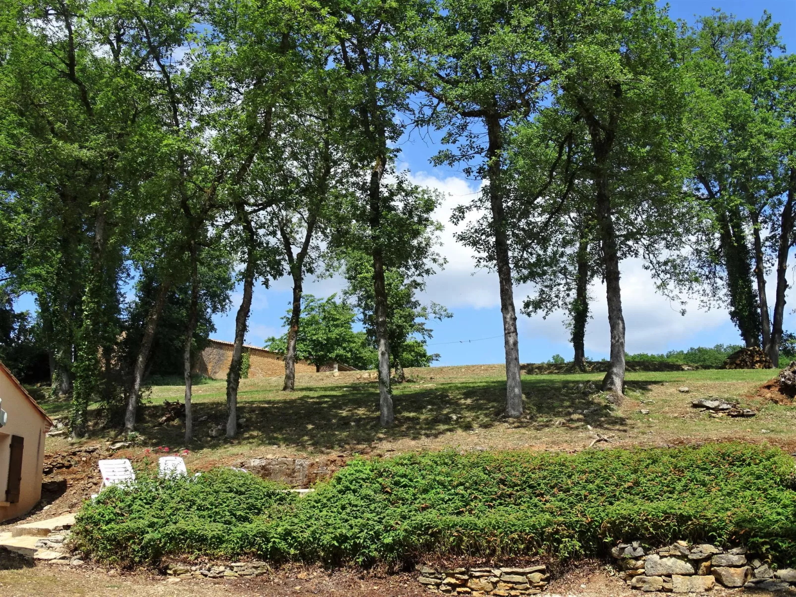 Le Châtaignier-Outside