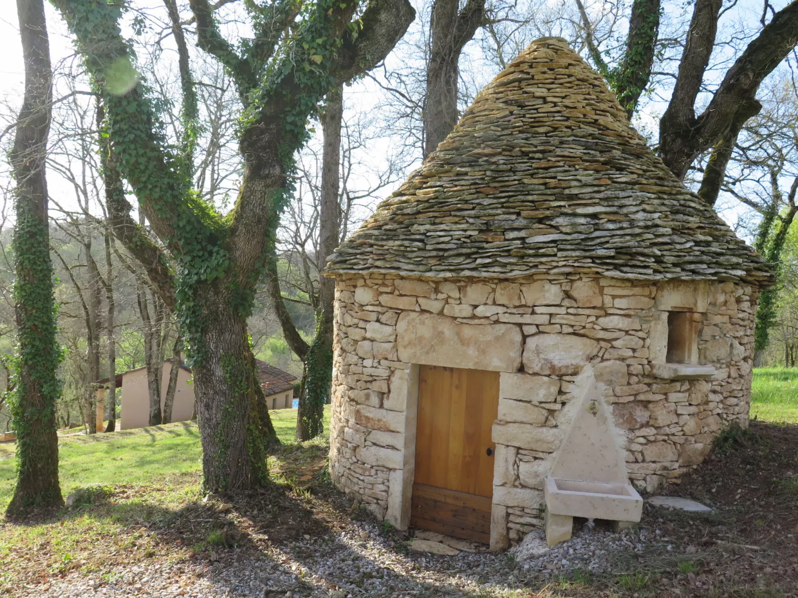 Le Châtaignier-Outside