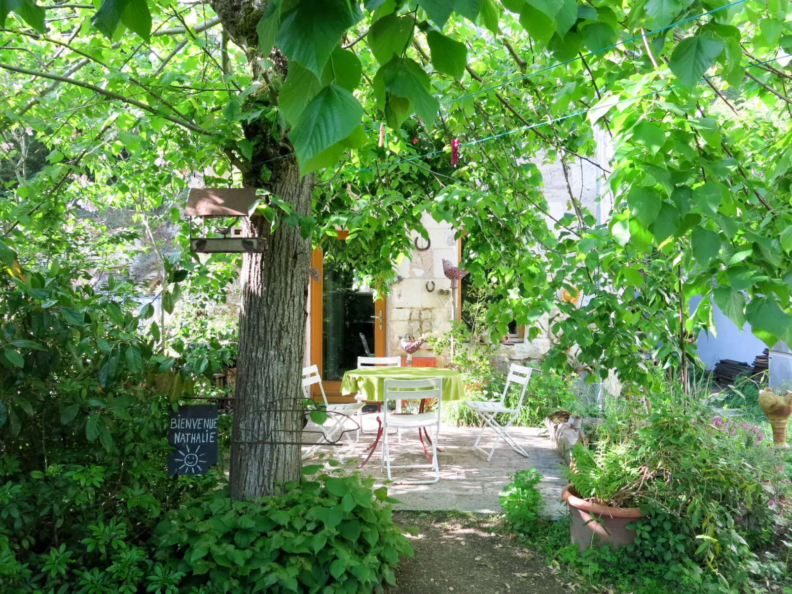 Au Soleil Joyeux-Outside