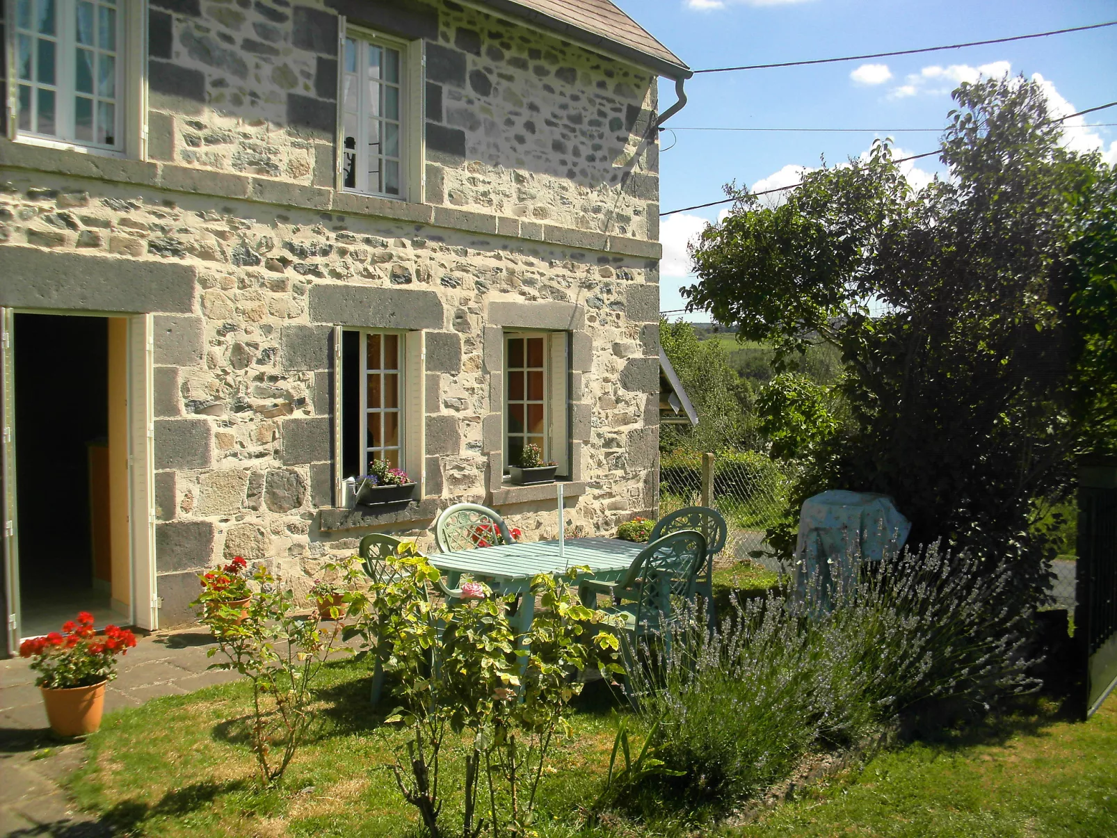 O'Petit Bonheur-Outside