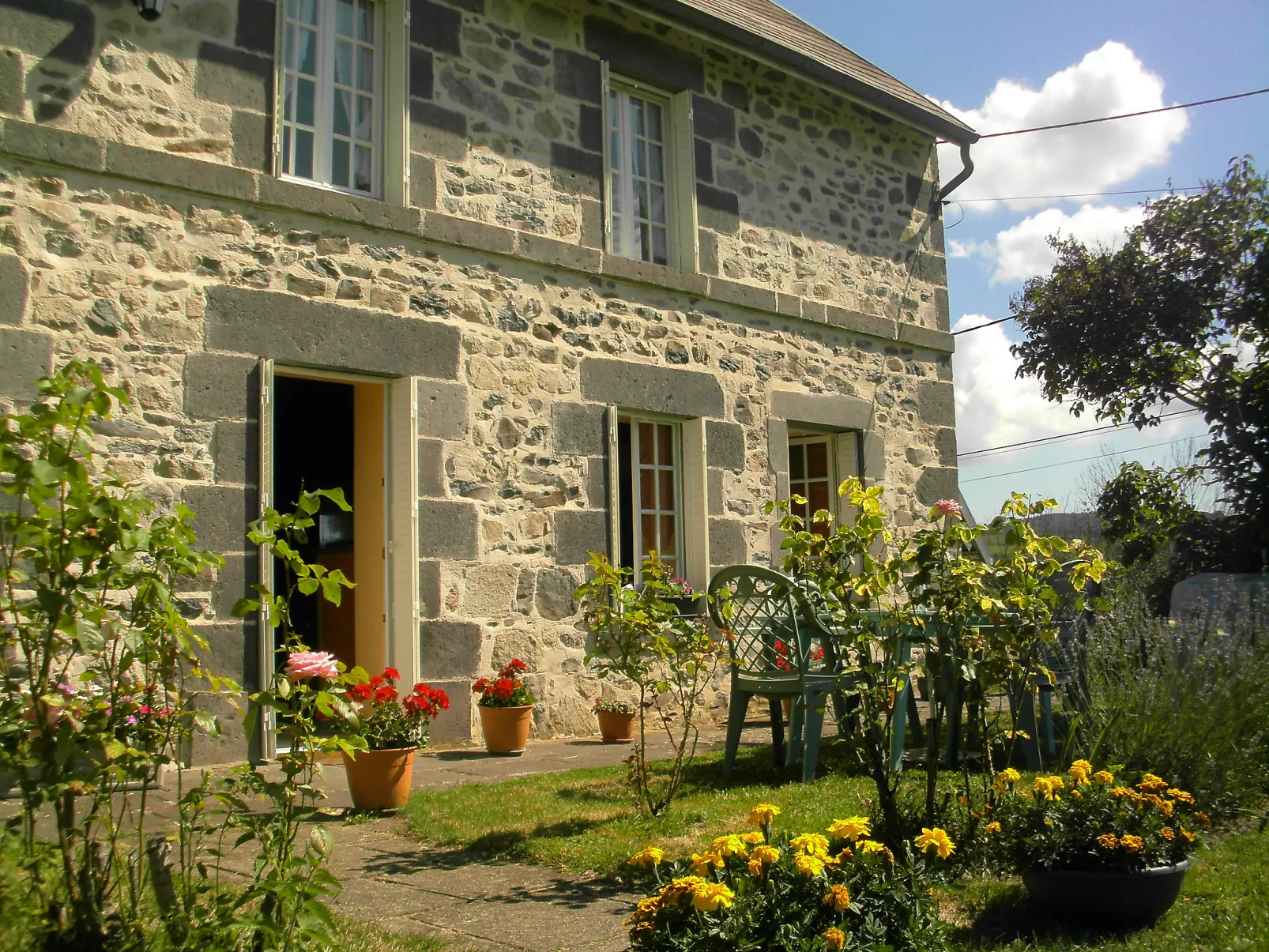 O'Petit Bonheur-Outside