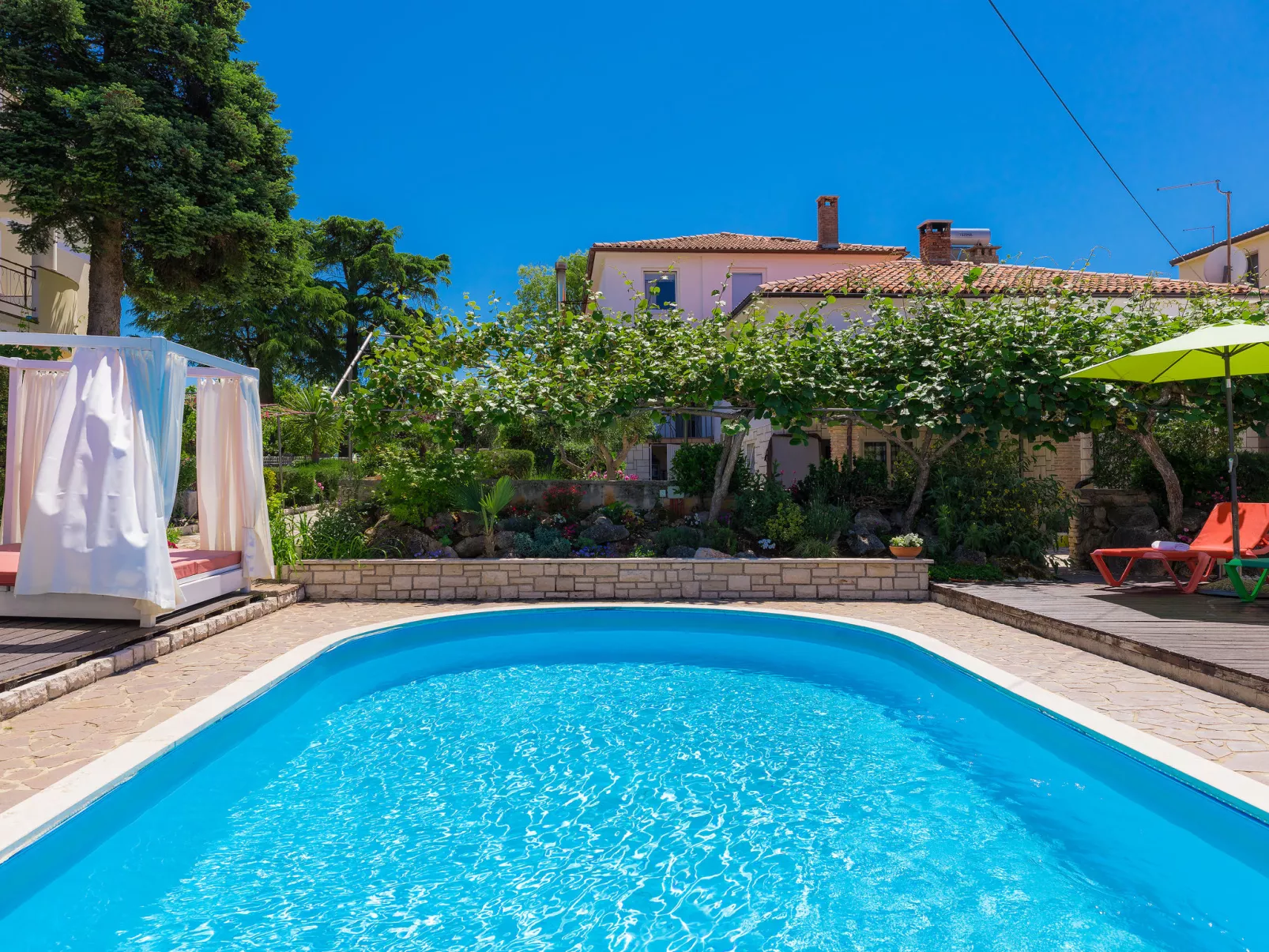 Nika-Dehors