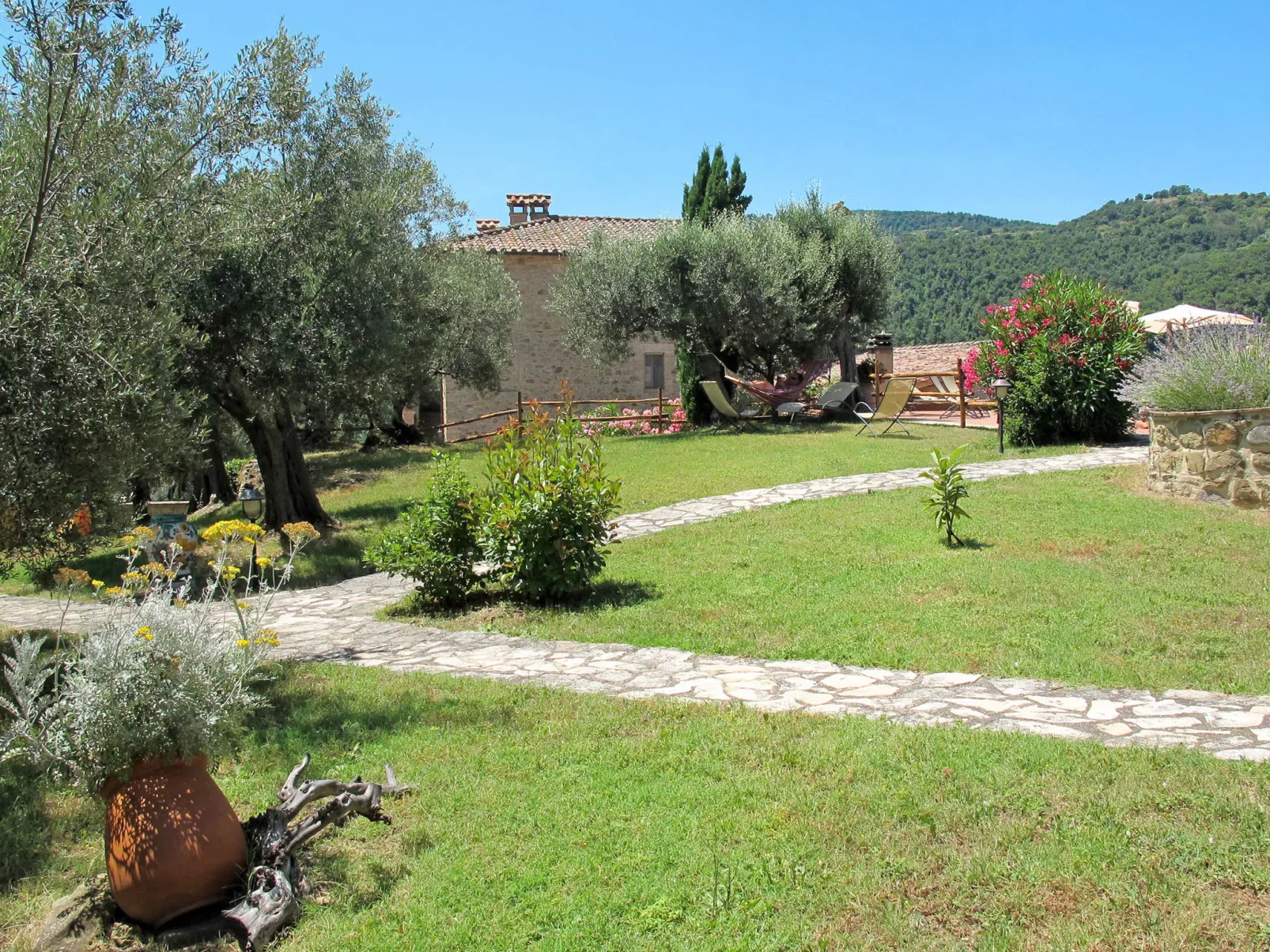 La Collina Fiorita-Outside