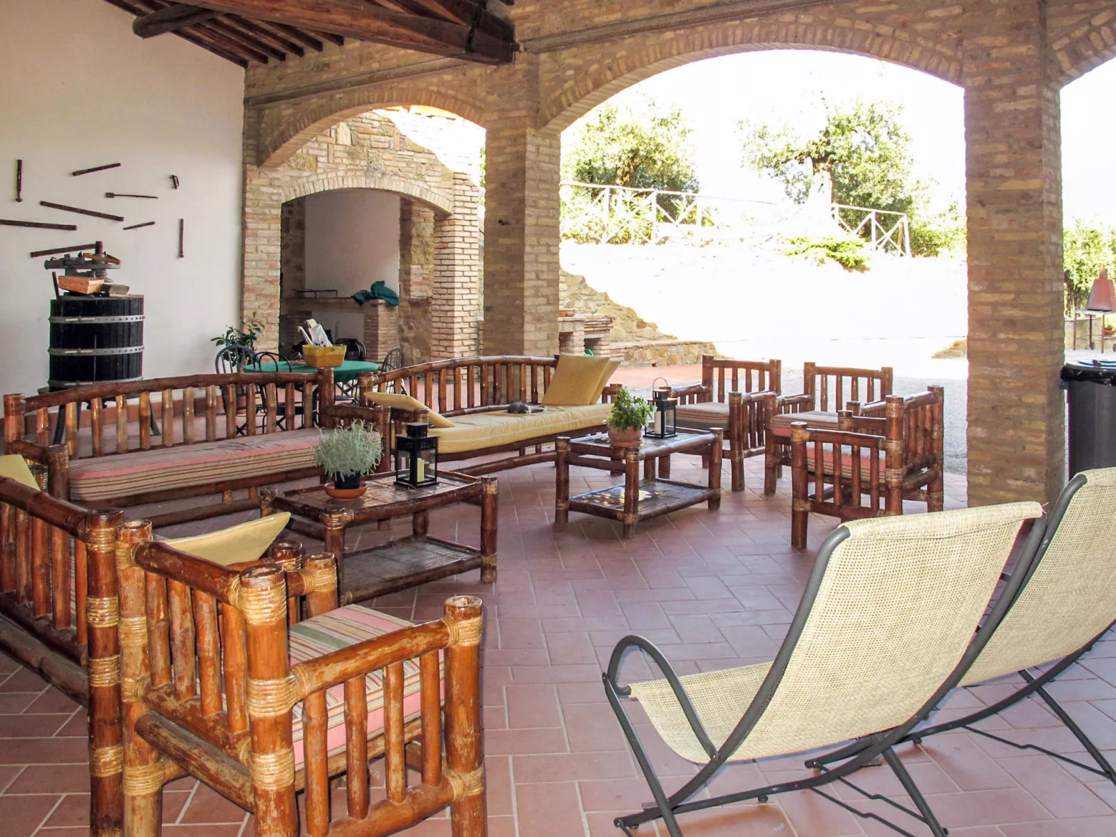 La Collina Fiorita-Outside
