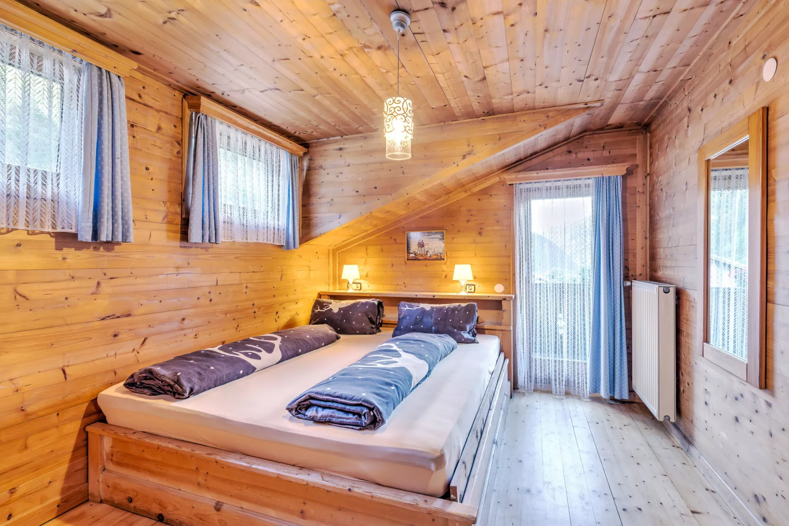 Schmiddle-Bedroom