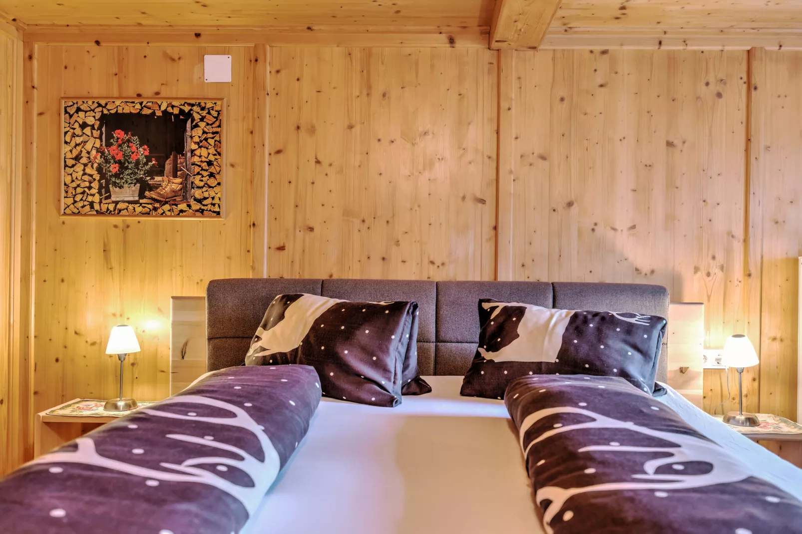 Schmiddle-Bedroom
