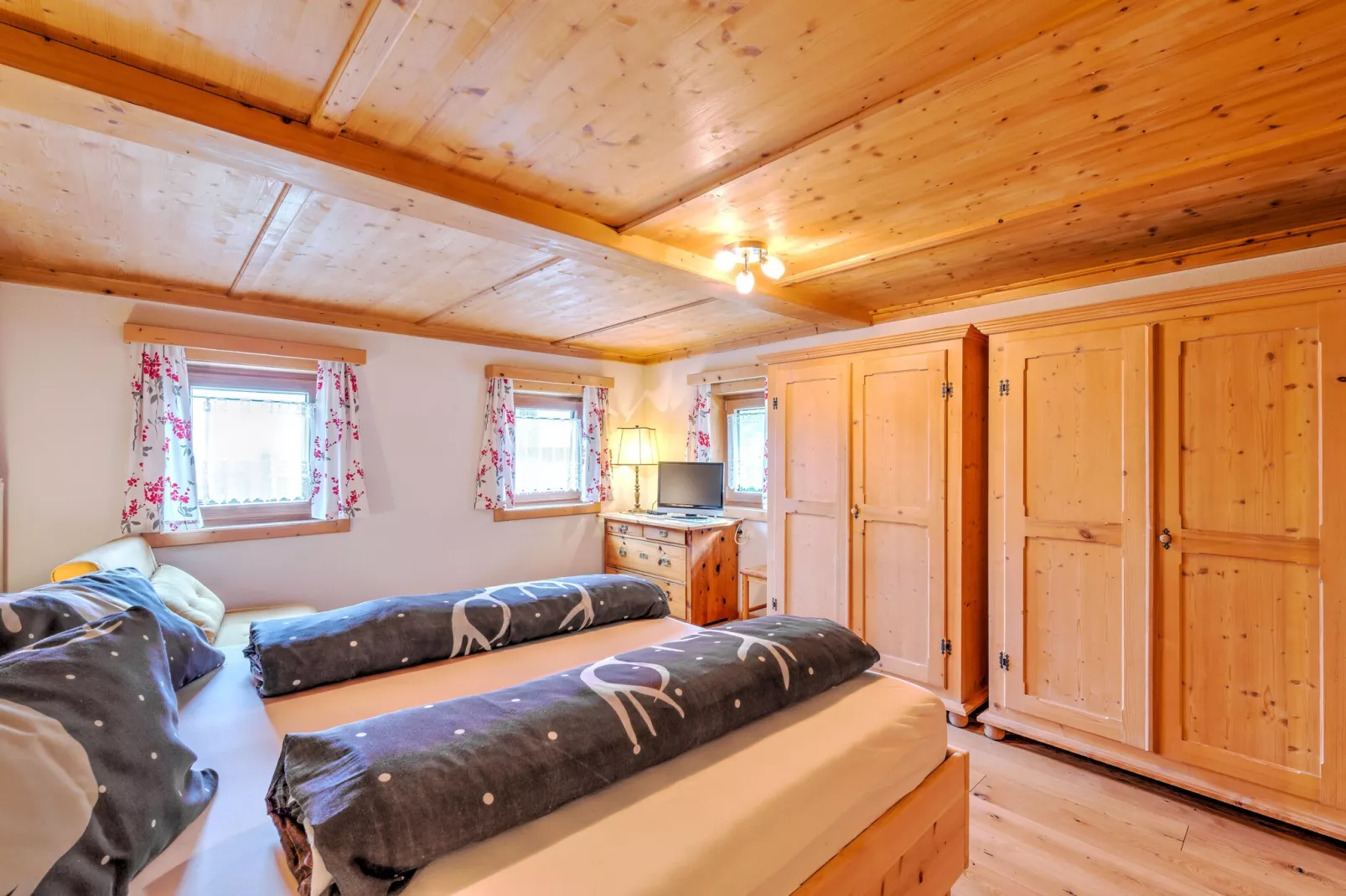 Schmiddle-Bedroom