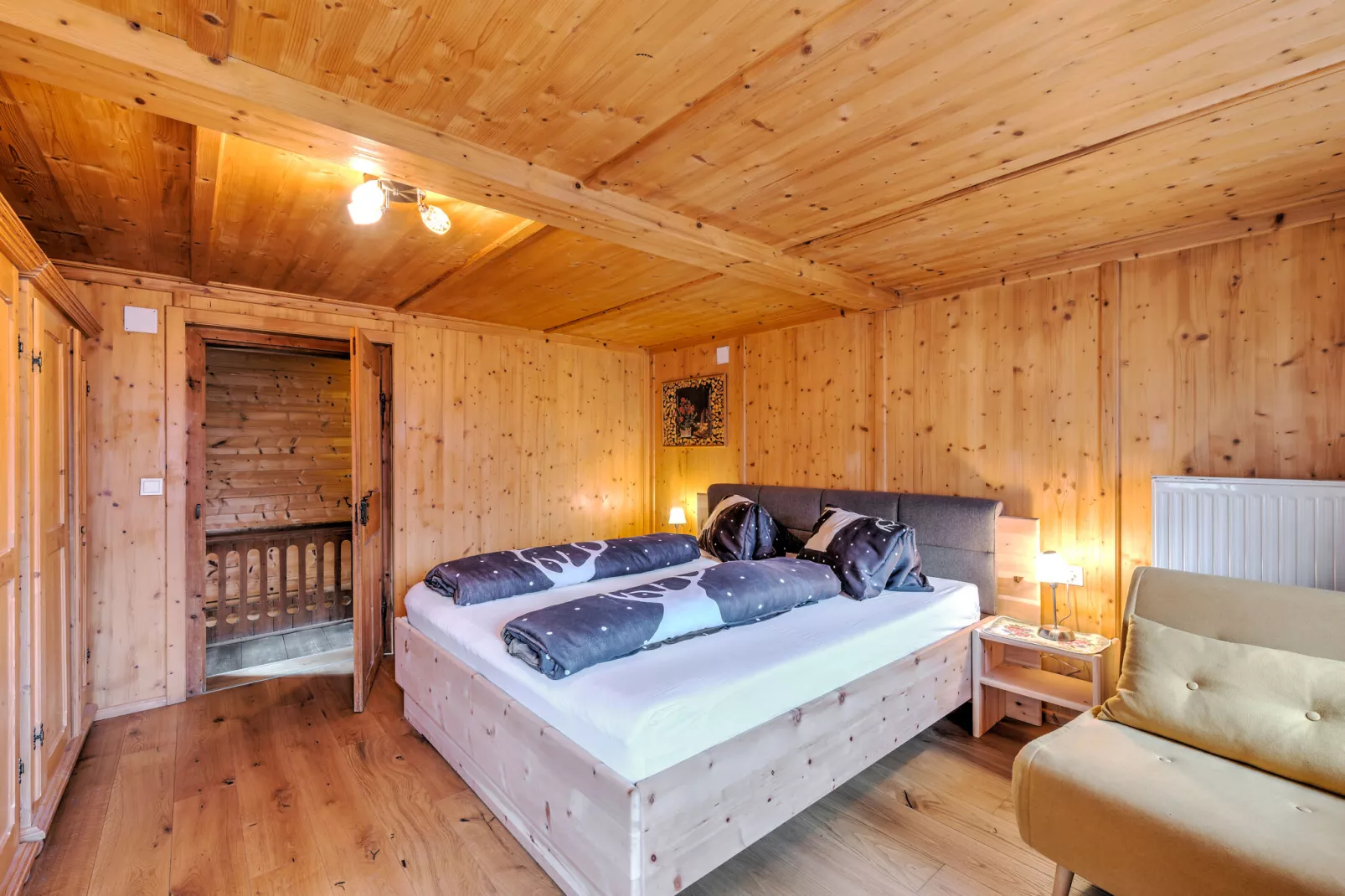 Schmiddle-Bedroom