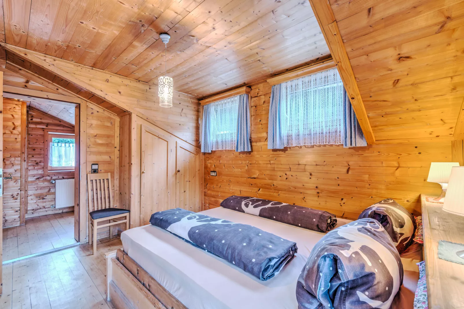 Schmiddle-Bedroom