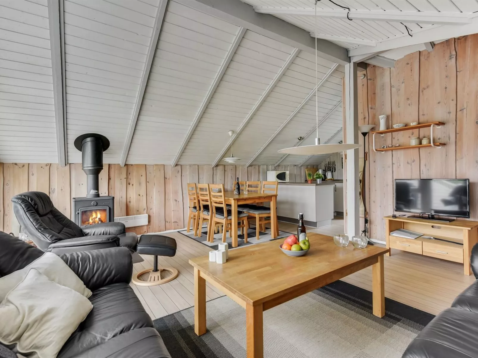 "Ines" - 25km from the sea-Drinnen