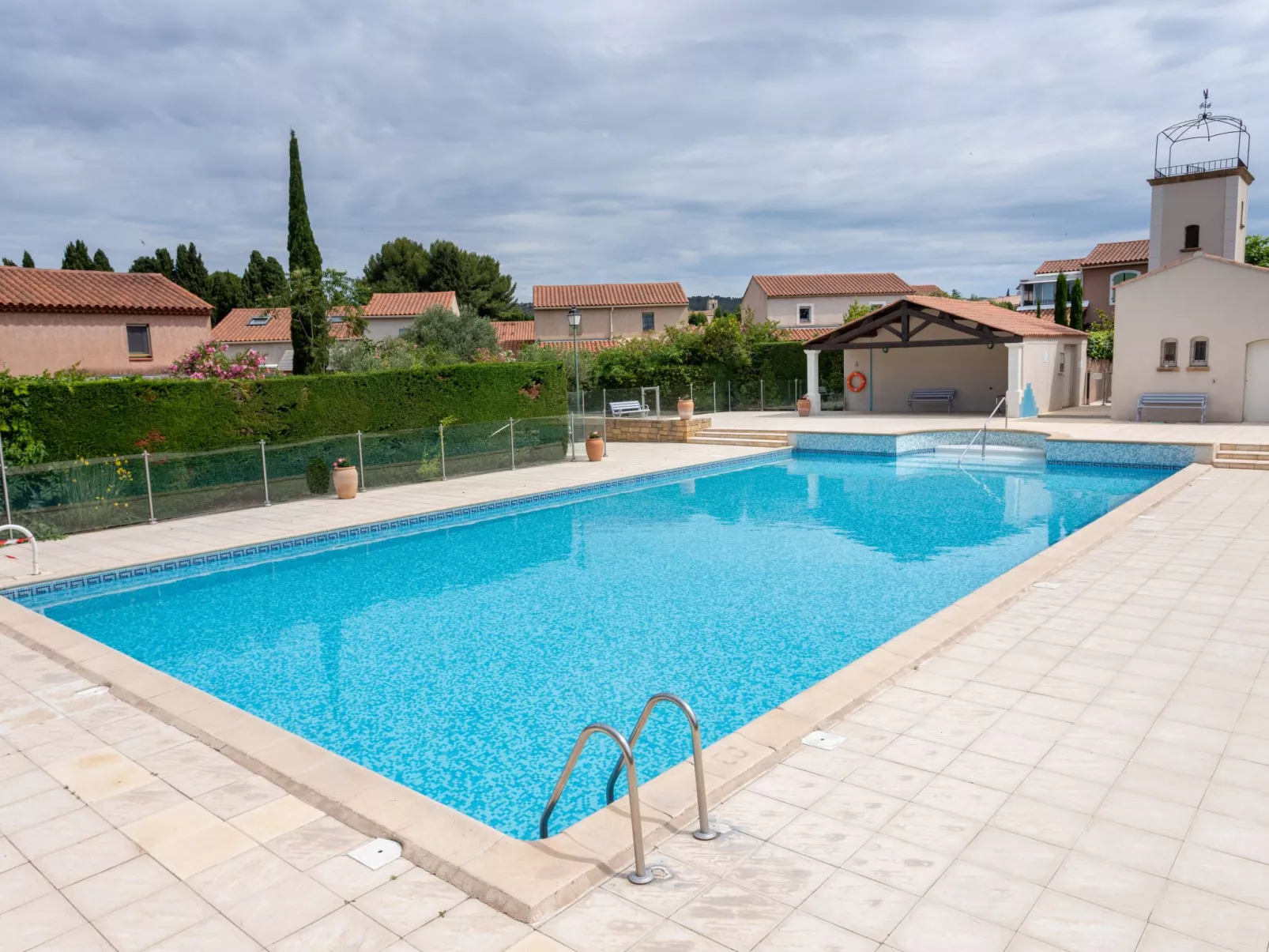 Val d'Alpilles-Outside