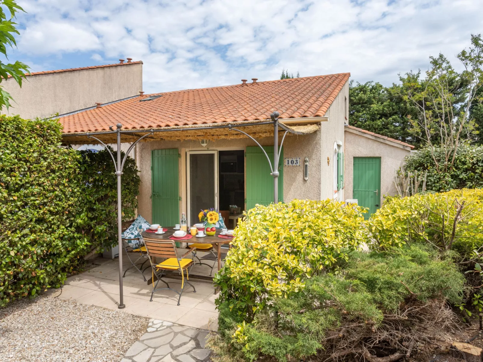 Val d'Alpilles-Outside