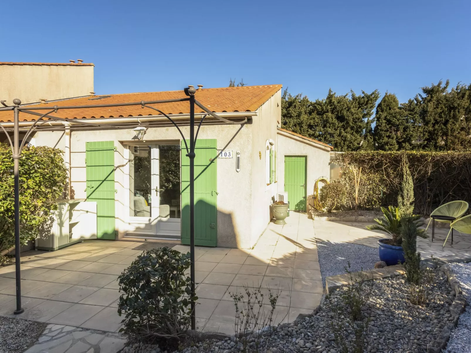 Val d'Alpilles-Outside