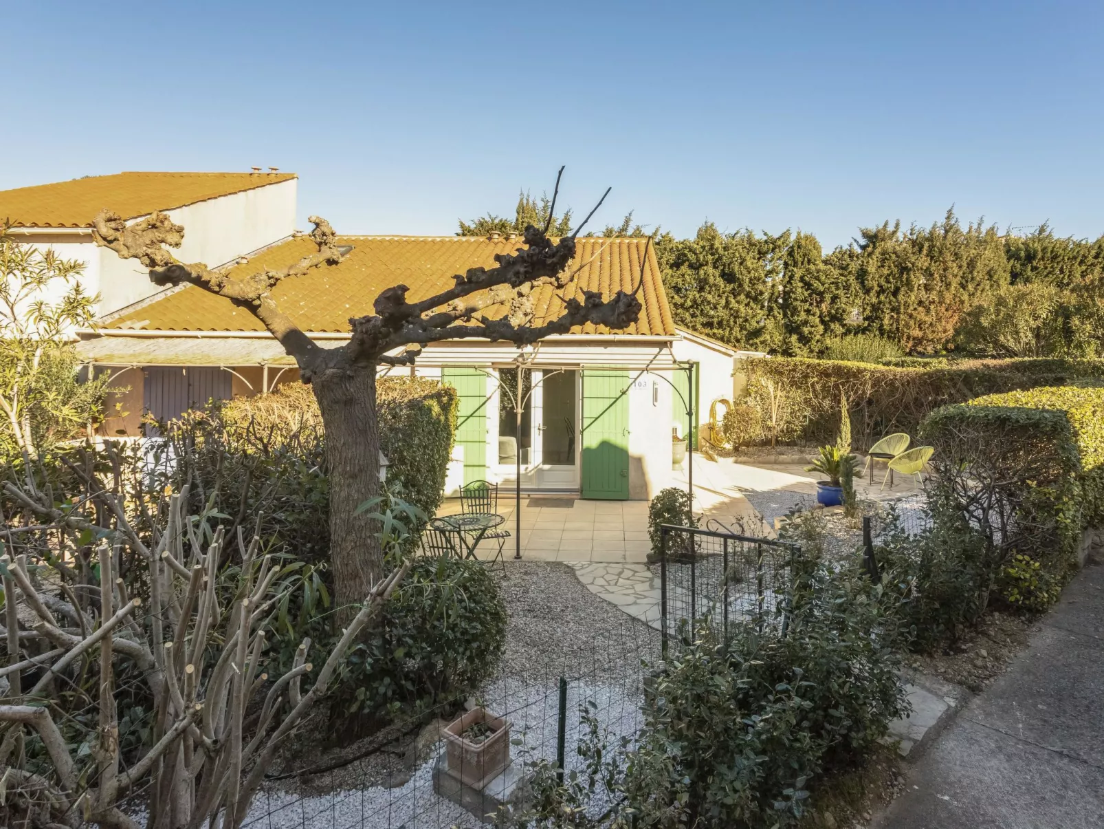 Val d'Alpilles-Outside