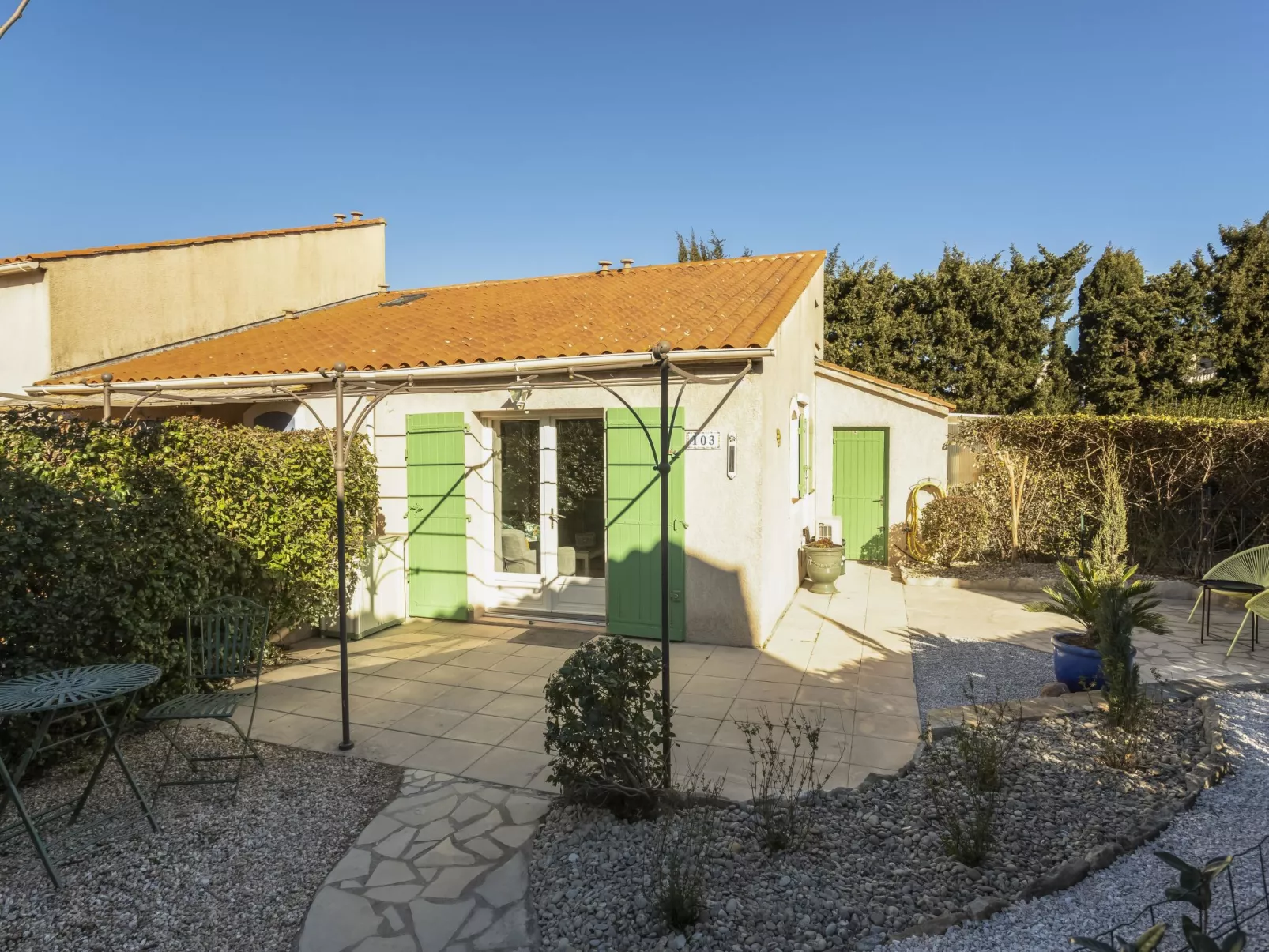 Val d'Alpilles-Outside