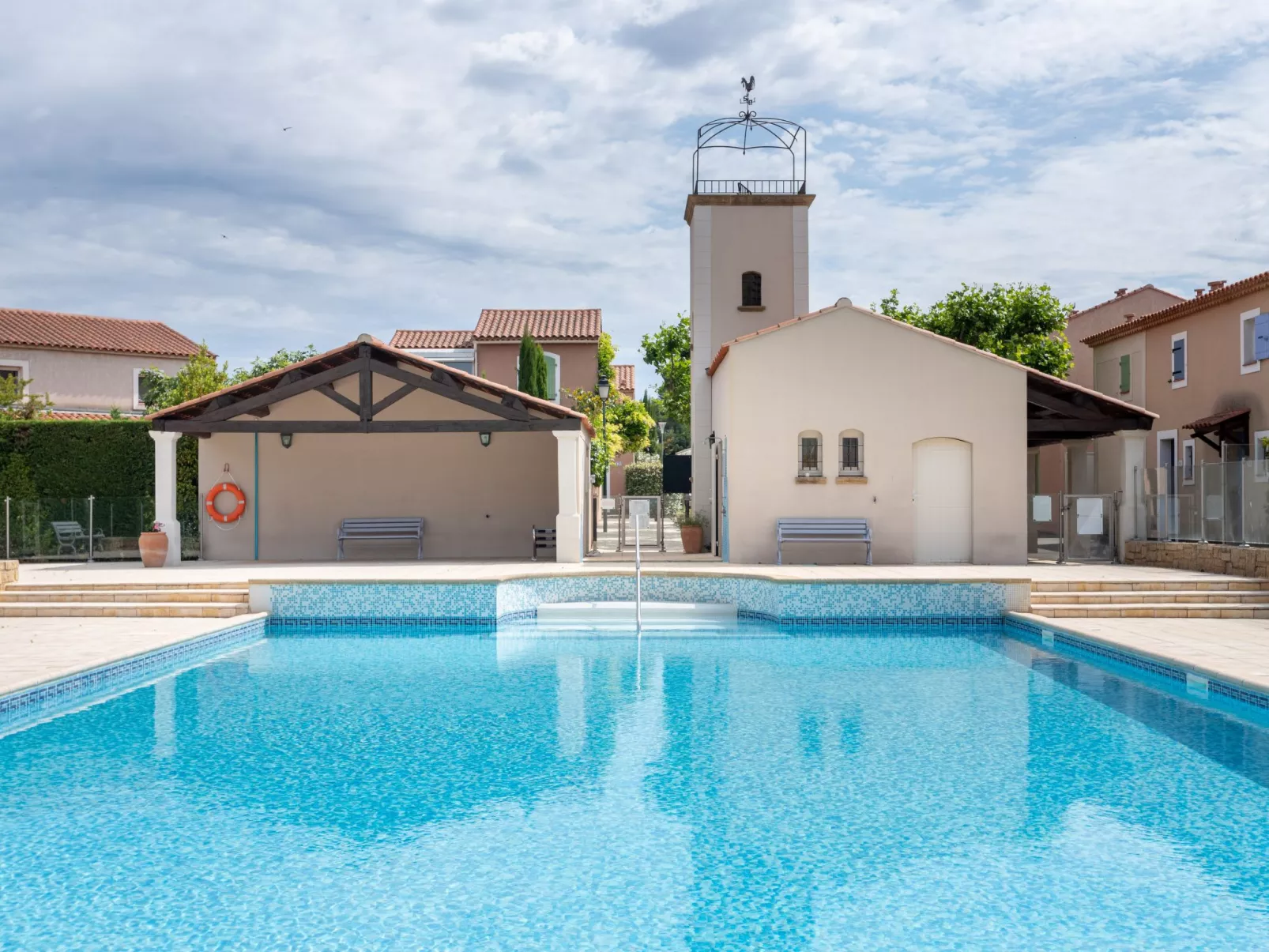 Val d'Alpilles-Outside