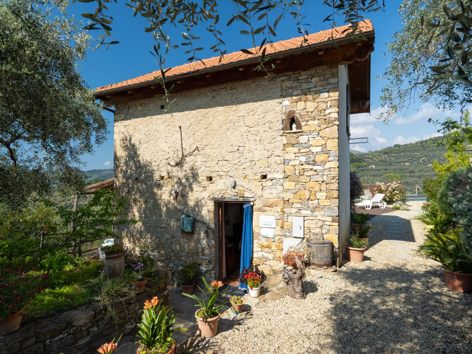 Casa U Baregu-Outside