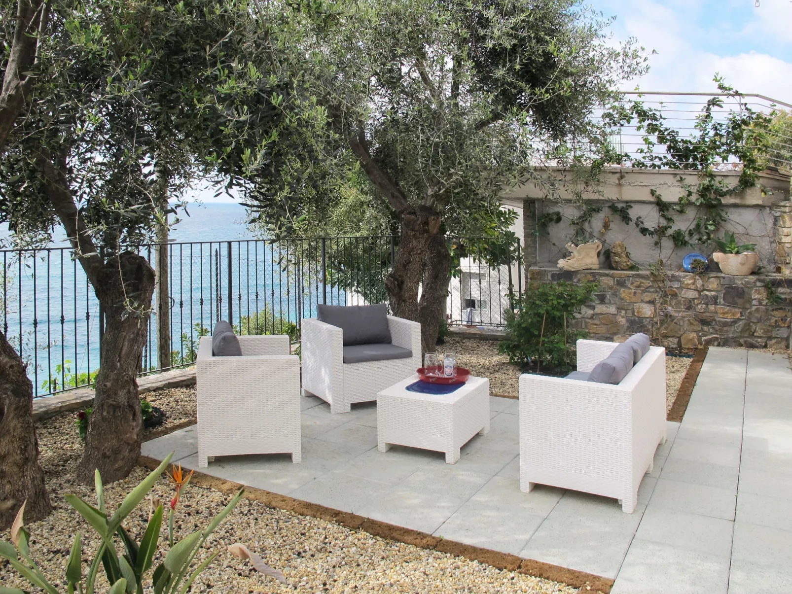 La Perla del Mediterraneo-Outside