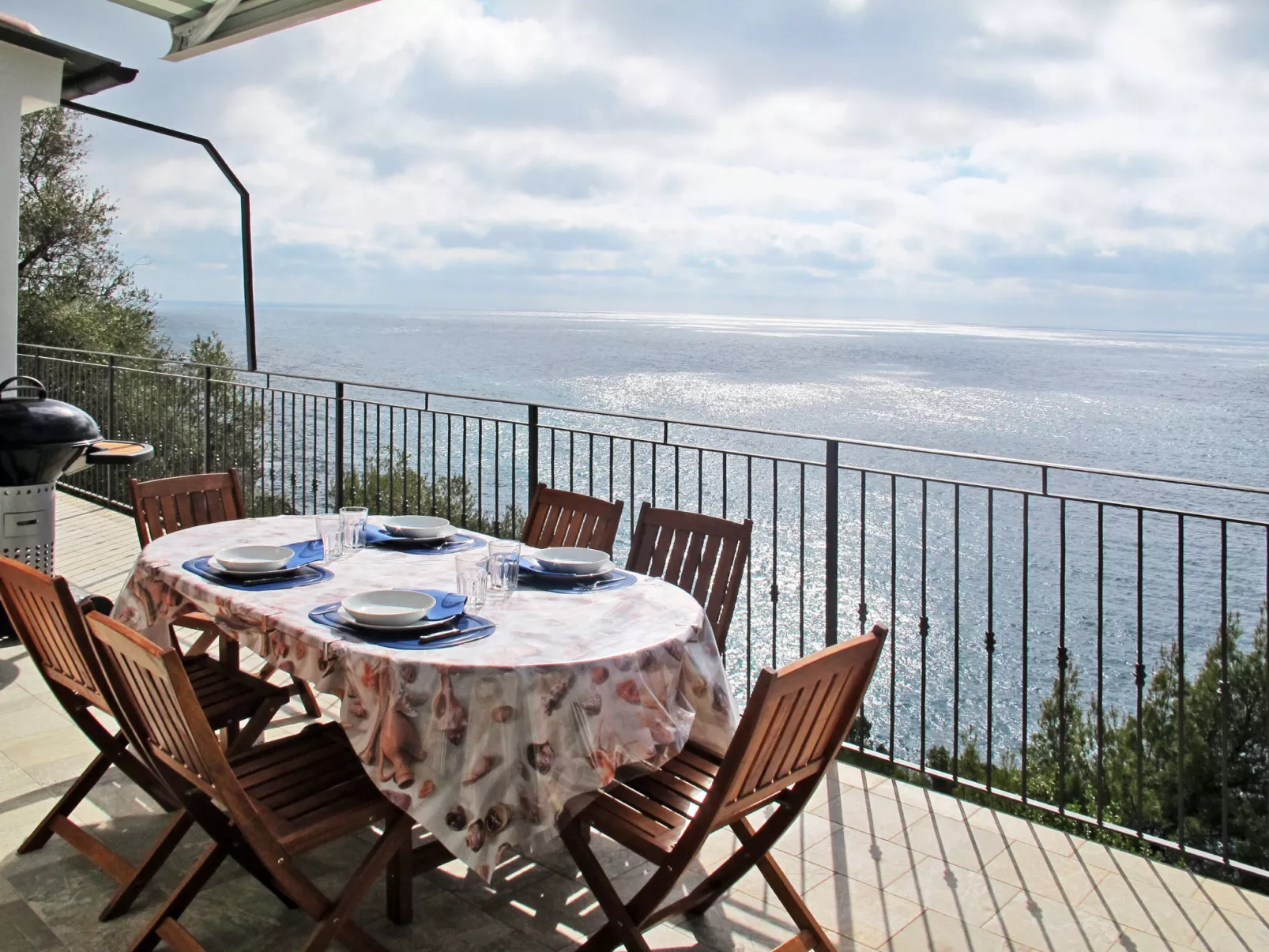 La Perla del Mediterraneo-Outside