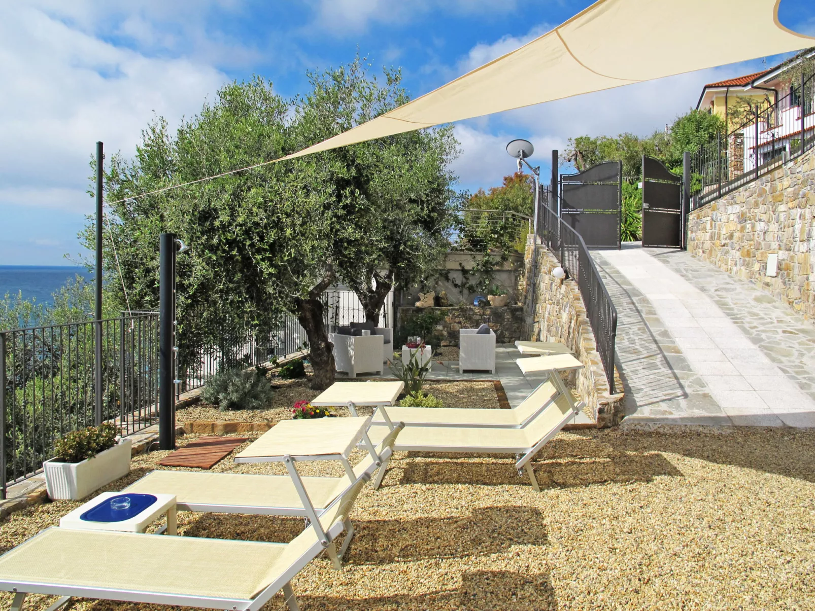 La Perla del Mediterraneo-Outside