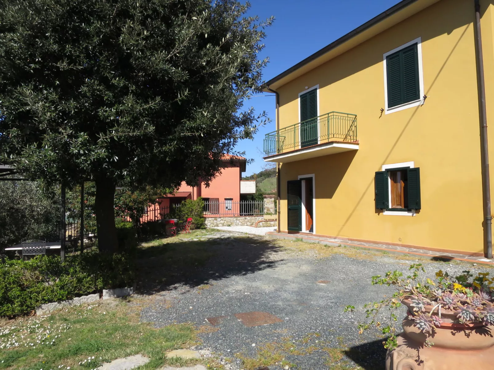 Castagno-Outside
