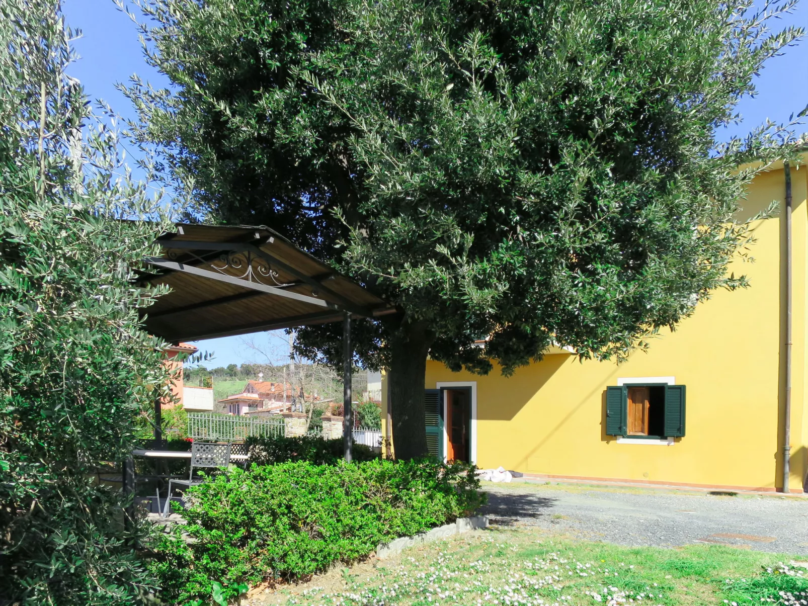 Castagno-Outside