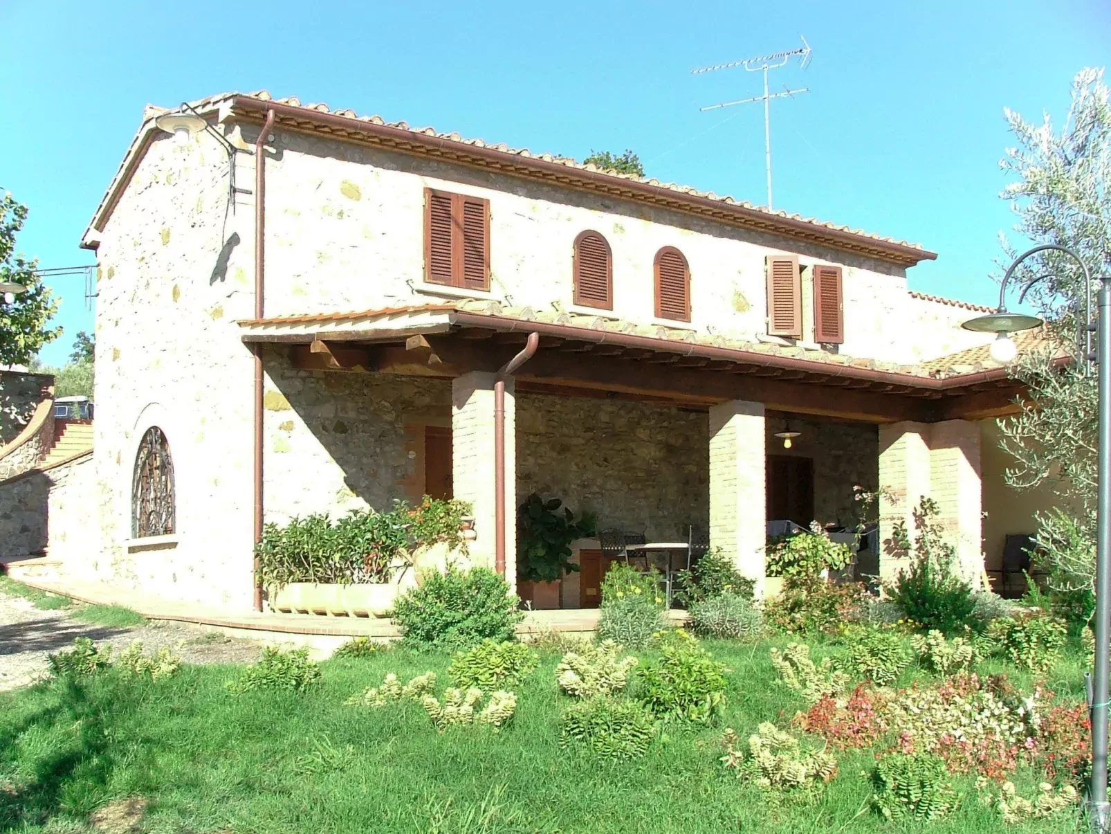 Tortora-Outside