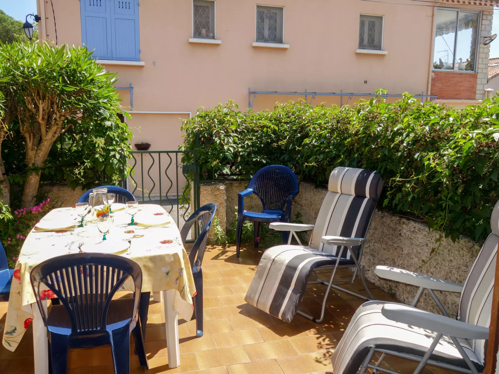 Le Lido-Outside