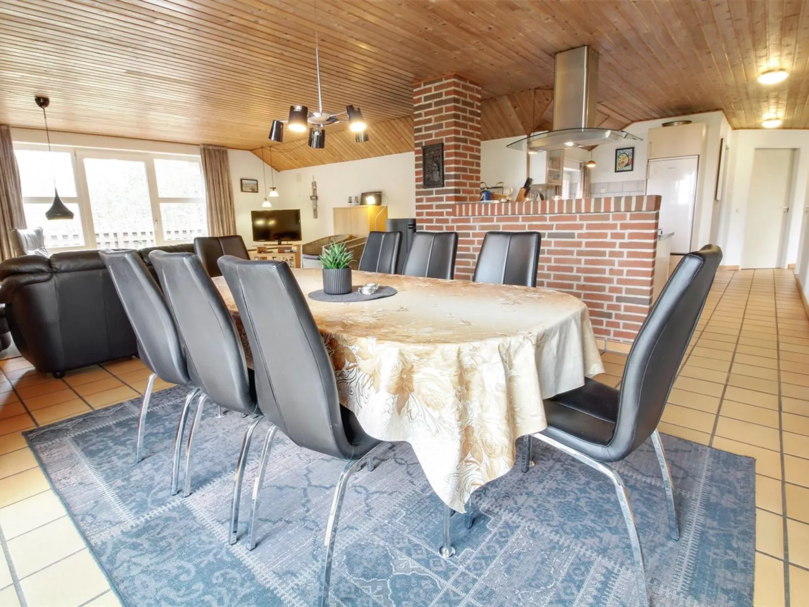 "Botulf" - 3.8km from the sea-Inside