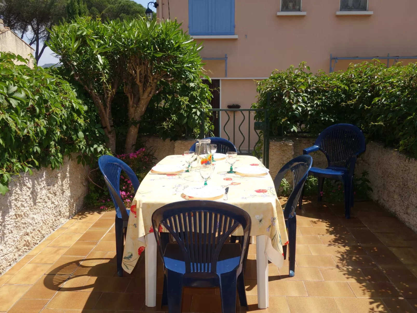 Le Lido-Outside