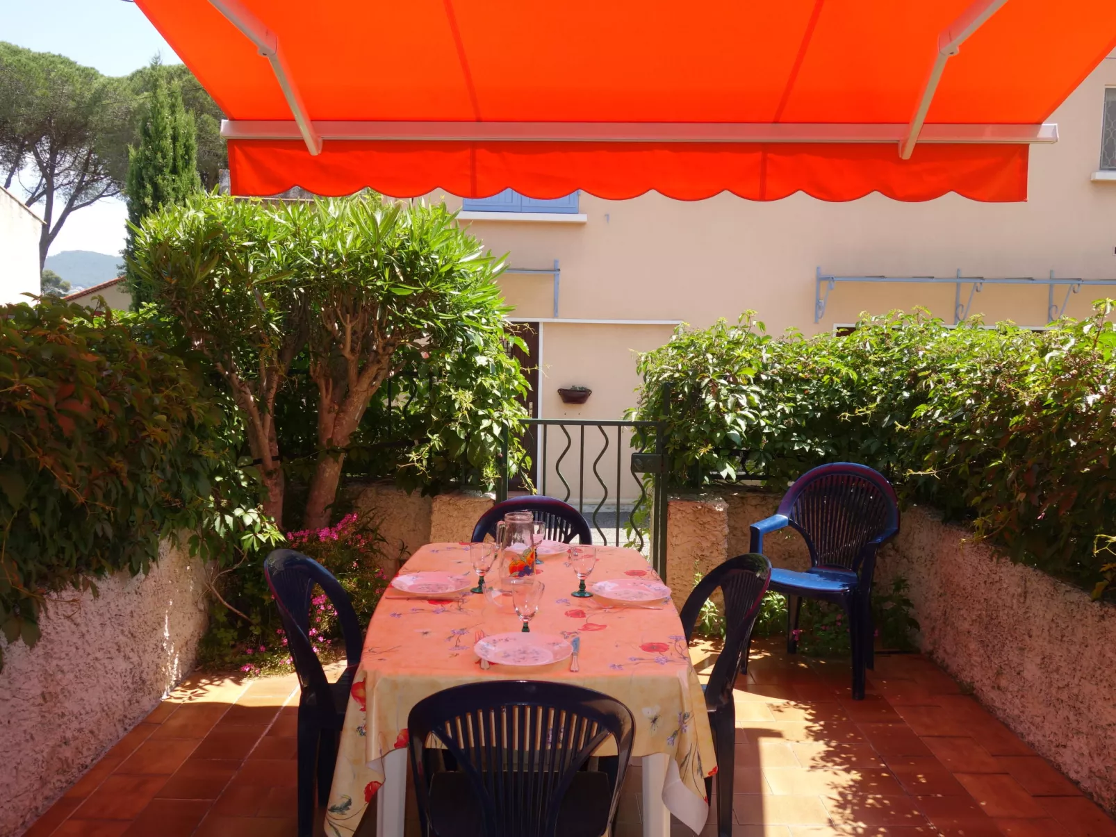 Le Lido-Outside