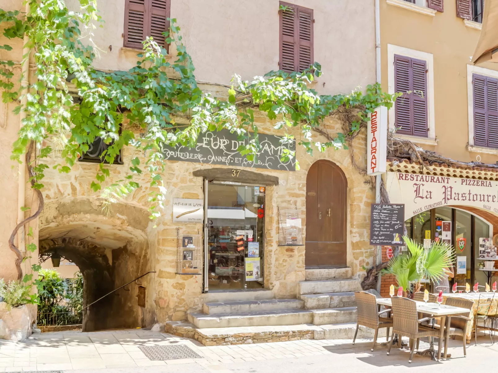 Village de Bormes les Mimosas-Draußen